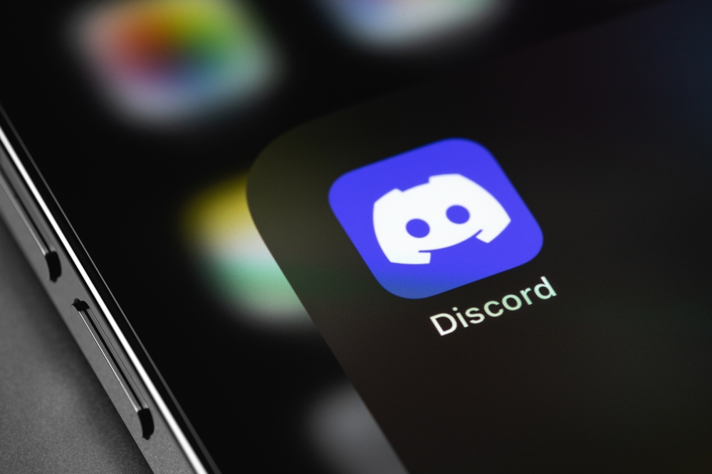 How discord scams work. Someone using Discord App to work on scam messages